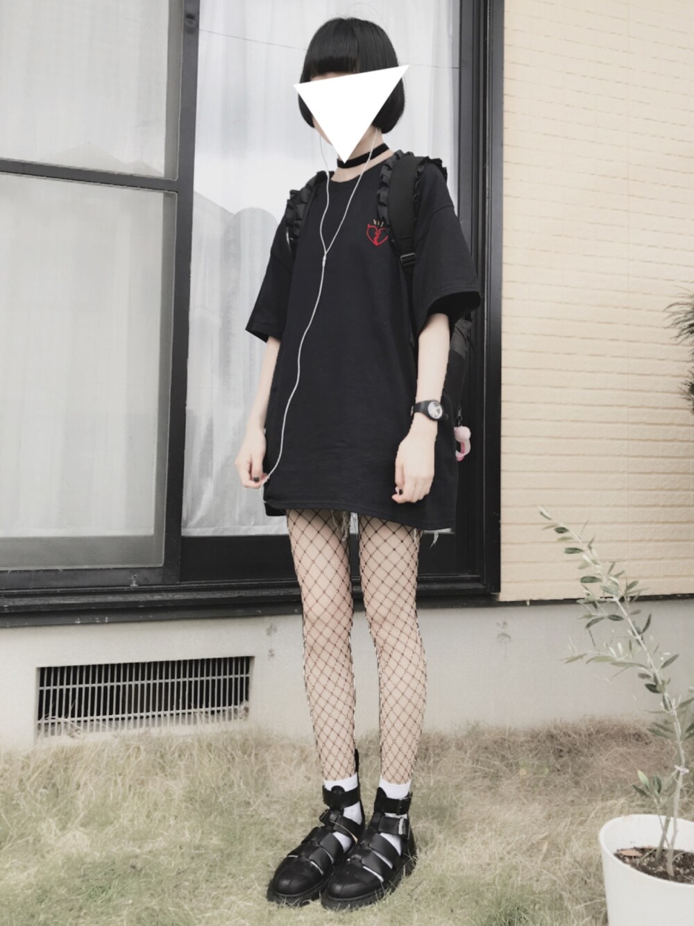 「Dr.Martens、網タイツ、オーバーサイズ、Tシャツ、ビッグシルエット、ビッグT、オールブラック、Deviluse、ショーパン」｜「Deviluseのアイテム（Tシャツ/カットソー、ブラック系）」を使った、もあさん（レディース・164cm）の夏コーディネートの1枚目の写真