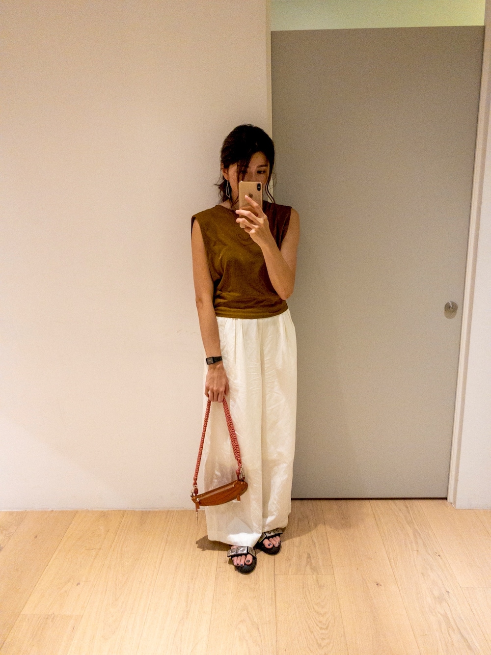 「RITO、STUNNING LURE、CASIO、TOGA、TOGA PULLA、夏、休日スタイル、大人カジュアル、おしゃれさんと繋がりたい、ゆるコーデ」｜「STUNNING LUREのアイテム（シャツ/ブラウス、ゴールド系）」を使った、MaHoさん（レディース・167cm）の夏コーディネートの1枚目の写真
