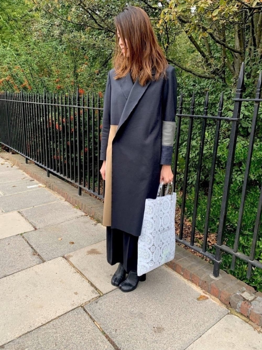 「mame、mamekurogouchi、Maison Martin Margiela、足袋ブーツ、LONDON、大人カジュアル、MMATTACHMENT、おしゃれさんと繋がりたい、冬コーデ」｜「mameのアイテム（トートバッグ、ホワイト系）」を使った、MaHoさん（レディース・167cm）の秋コーディネートの1枚目の写真