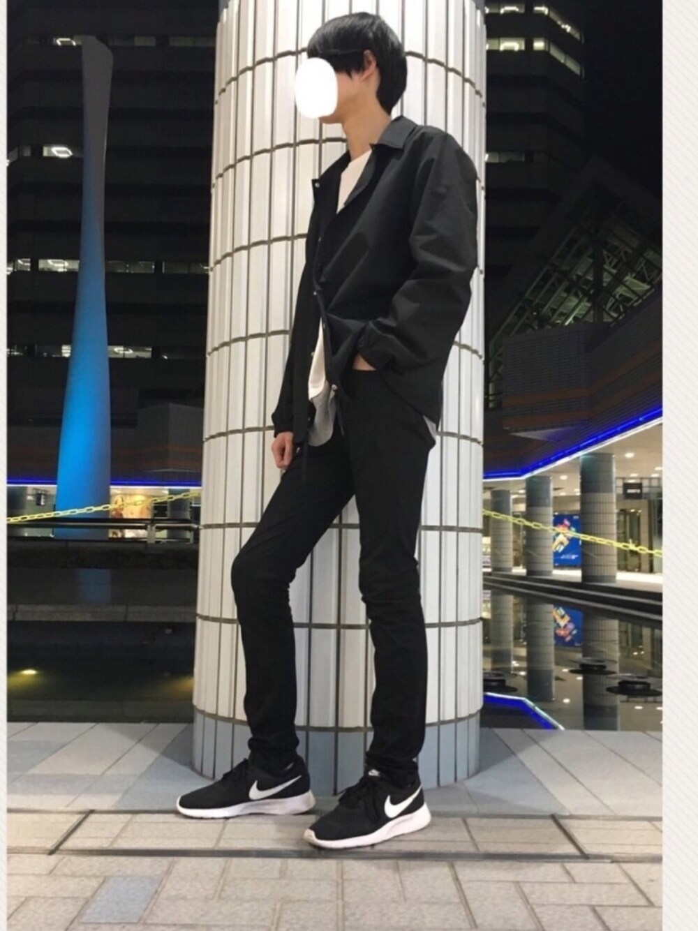 ブラック系のジャケット/アウター、ブラック系のパンツ、ブラック系のスニーカーを着用したメンズの春コーディネートの1枚目の写真