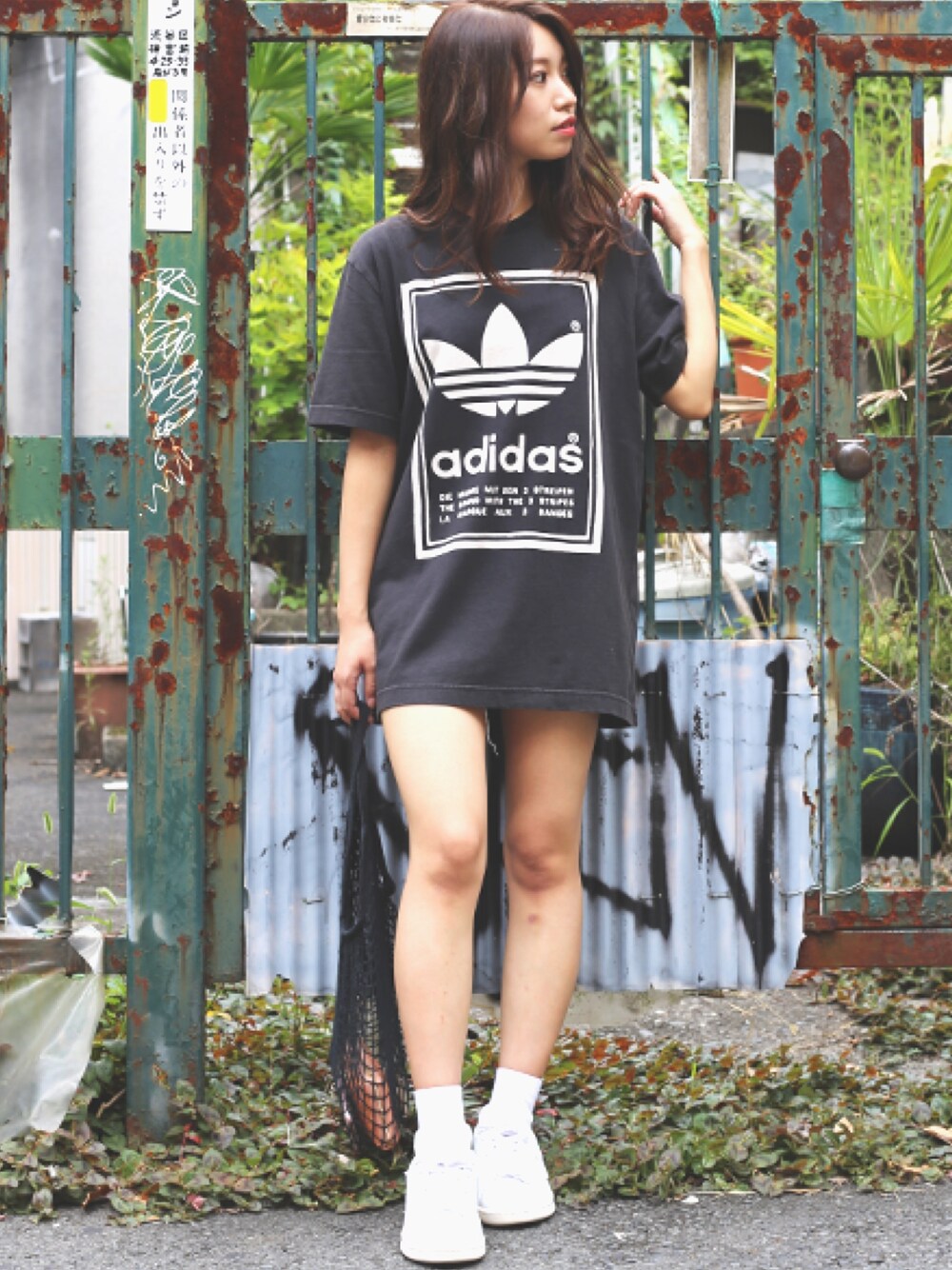 「オトナカジュアル、シンプル、ラフ、adidas、スニーカー、Tシャツ、黒、シンプルコーデ、シャツスタイル、秋のコーデ」｜「adidasのオリジナルス Tシャツ [JAPAN ARCHIVE TEE]（Tシャツ/カットソー、ブラック系）」を使った、miさん（レディース・154cm）の秋コーディネートの1枚目の写真