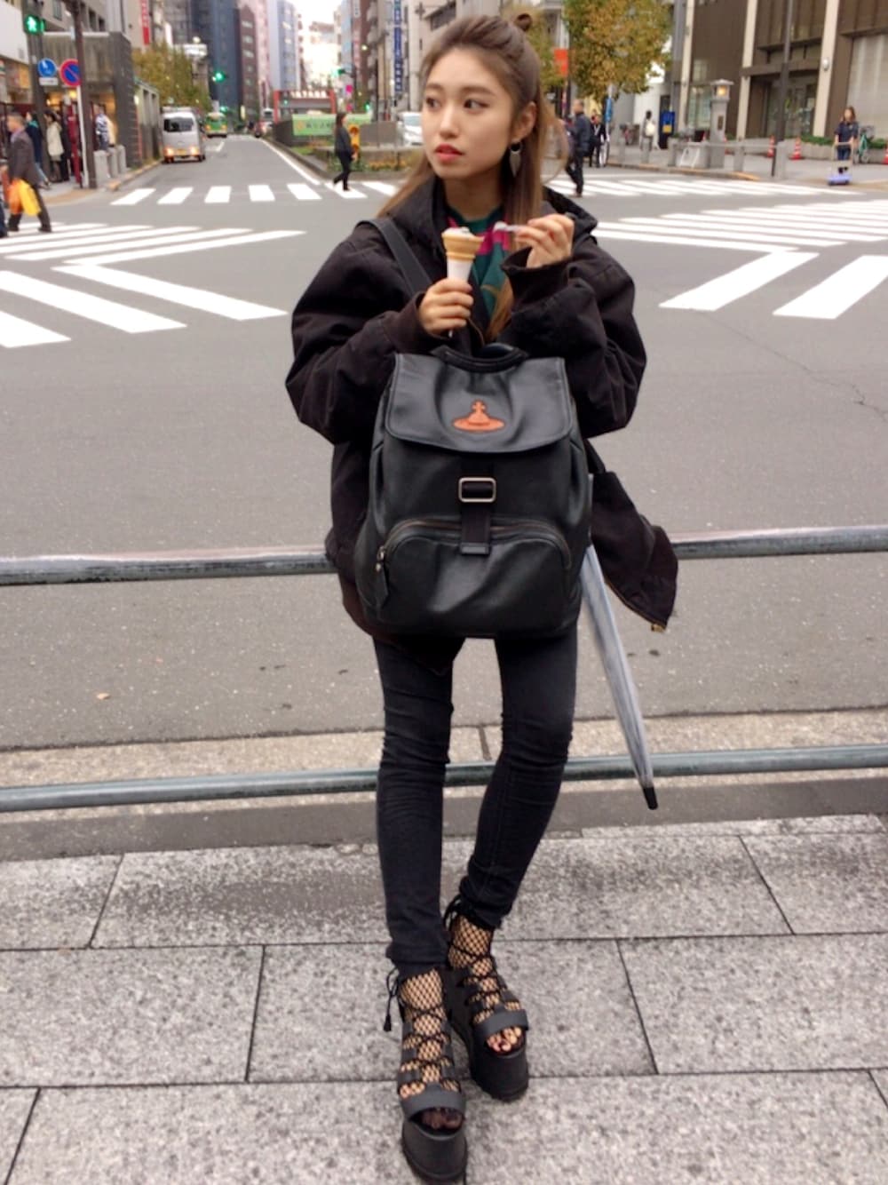 「シンプルコーデ、秋コーデ、古着、オトナカジュアル、網タイツ、スキニーデニム、vintage、ootd、冬、デニム」｜「Carharttのアイテム（ジャケット/アウター、ブラック系）」を使った、miさん（レディース・154cm）の秋コーディネートの1枚目の写真