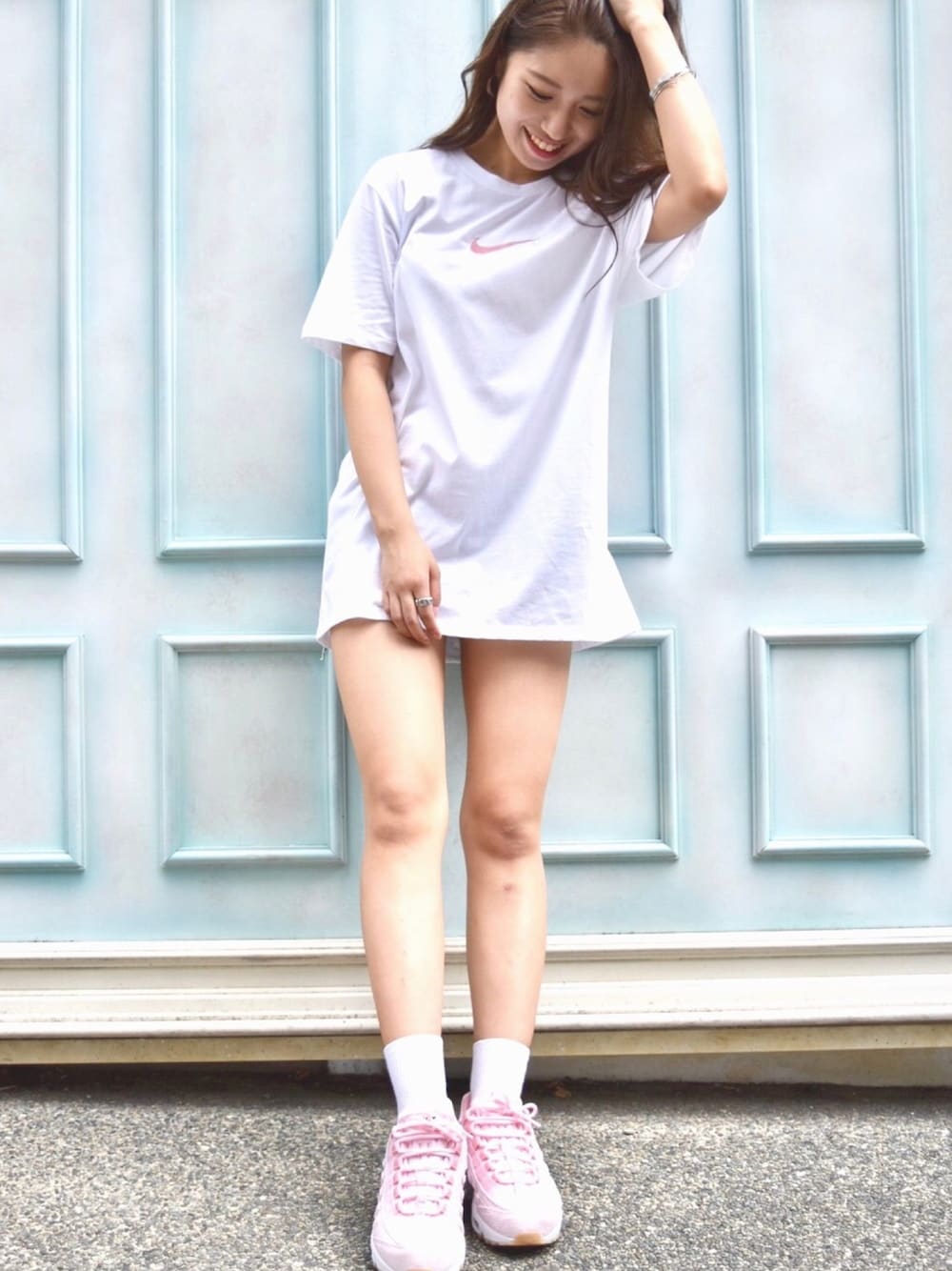 「NIKE、airmax、ゆるコーデ、スニーカー、カジュアルコーデ、ビッグT、シンプル、ストリート、ラフ、ドラフトナイキ」｜「NIKEのNIKE AS N MK AIR MAX EMBROIDERY 3(EXCLUSIVE)【SP】（Tシャツ/カットソー、ホワイト系）」を使った、miさん（レディース・154cm）の夏コーディネートの1枚目の写真