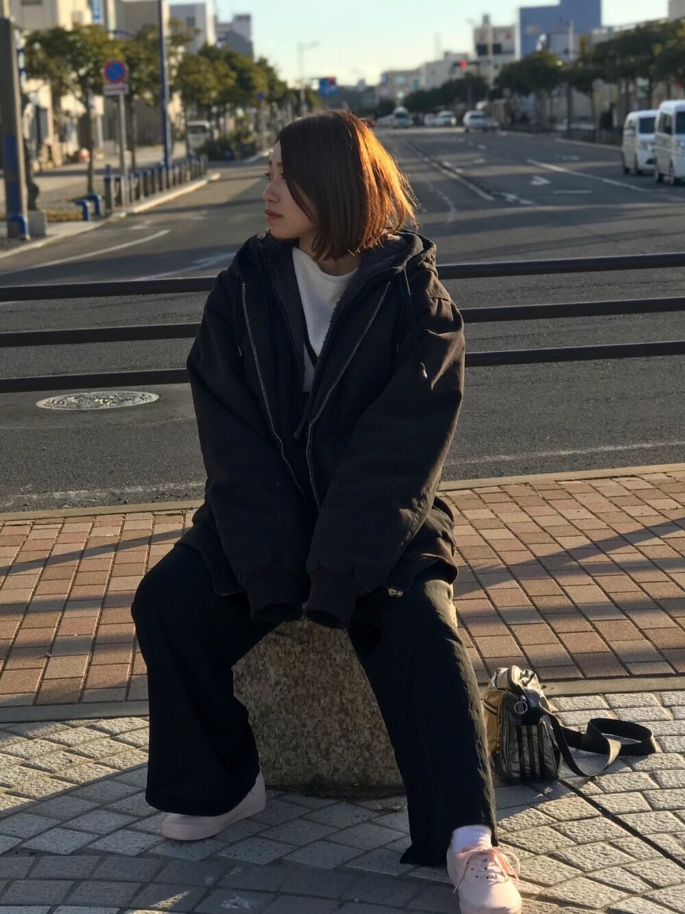 「シンプル、シンプルコーデ、outfit、カジュアル、ootd、UNIQLO、VANS、ワイドパンツ、スニーカー、used」｜「Carharttのアイテム（ジャケット/アウター、ブラック系）」を使った、miさん（レディース・154cm）の冬コーディネートの1枚目の写真