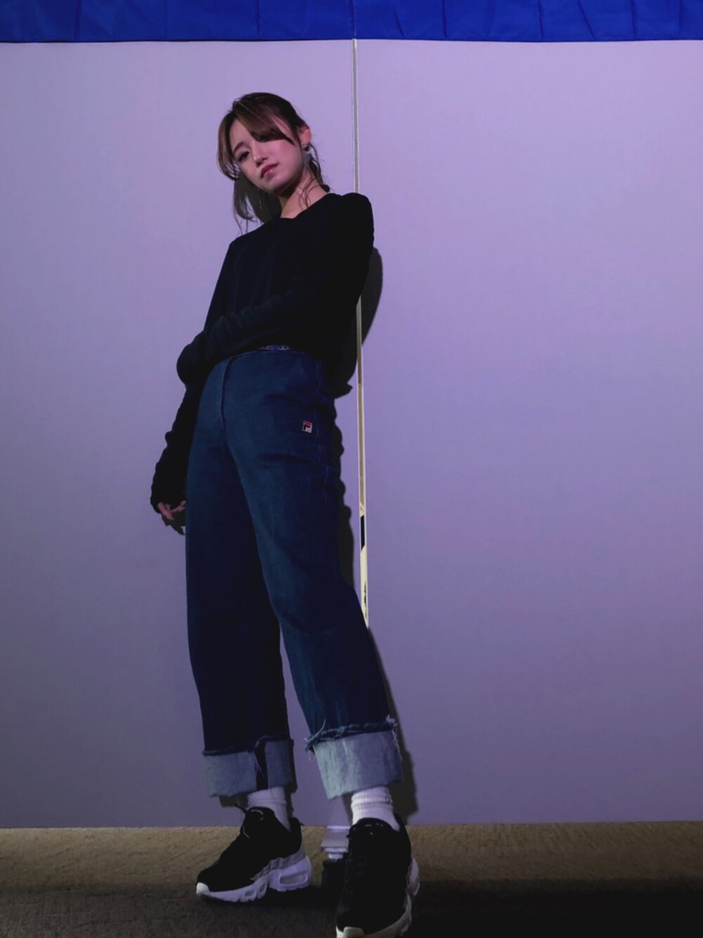 「春コーデ、ラクチンコーデ、低身長、スニーカー、ストリート、ワイドパンツ、デニム、NIKE、シンプルコーデ、大人カジュアル」｜「GUCCIのアイテム（トップス、ブラック系）」を使った、miさん（レディース・154cm）の春コーディネートの1枚目の写真