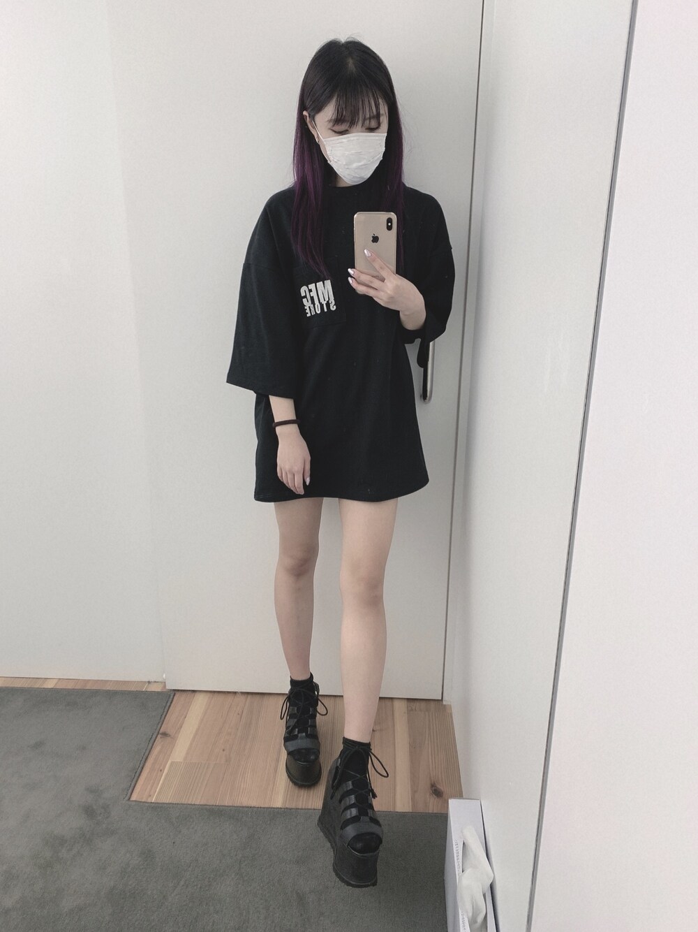 「シンプルコーデ、春夏コーデ、カジュアルコーデ、ラクチンコーデ、春コーデ、モノトーン、ブラック、Tシャツ、ラフ、シンプル」｜「MFCSTOREのアイテム（Tシャツ/カットソー、ブラック系）」を使った、miさん（レディース・155cm）の春コーディネートの1枚目の写真