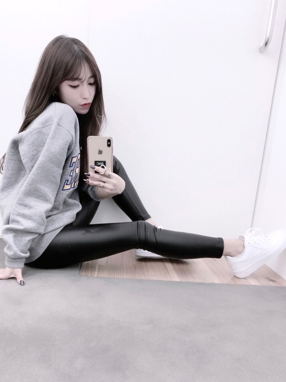 「オトナカジュアル、スニーカー、NIKE、AIR FORCE 1、AF1、今日のコーデ、プチプラ、秋服、冬コーデ、ラフ」｜「NIKEのナイキ エア フォース 1 LOW 07 ウィメンズシューズ スニーカー / NIKE AIR FORCE 1 '07 (AF1)（スニーカー、ホワイト系）」を使った、miさん（レディース・155cm）の秋コーディネートの1枚目の写真