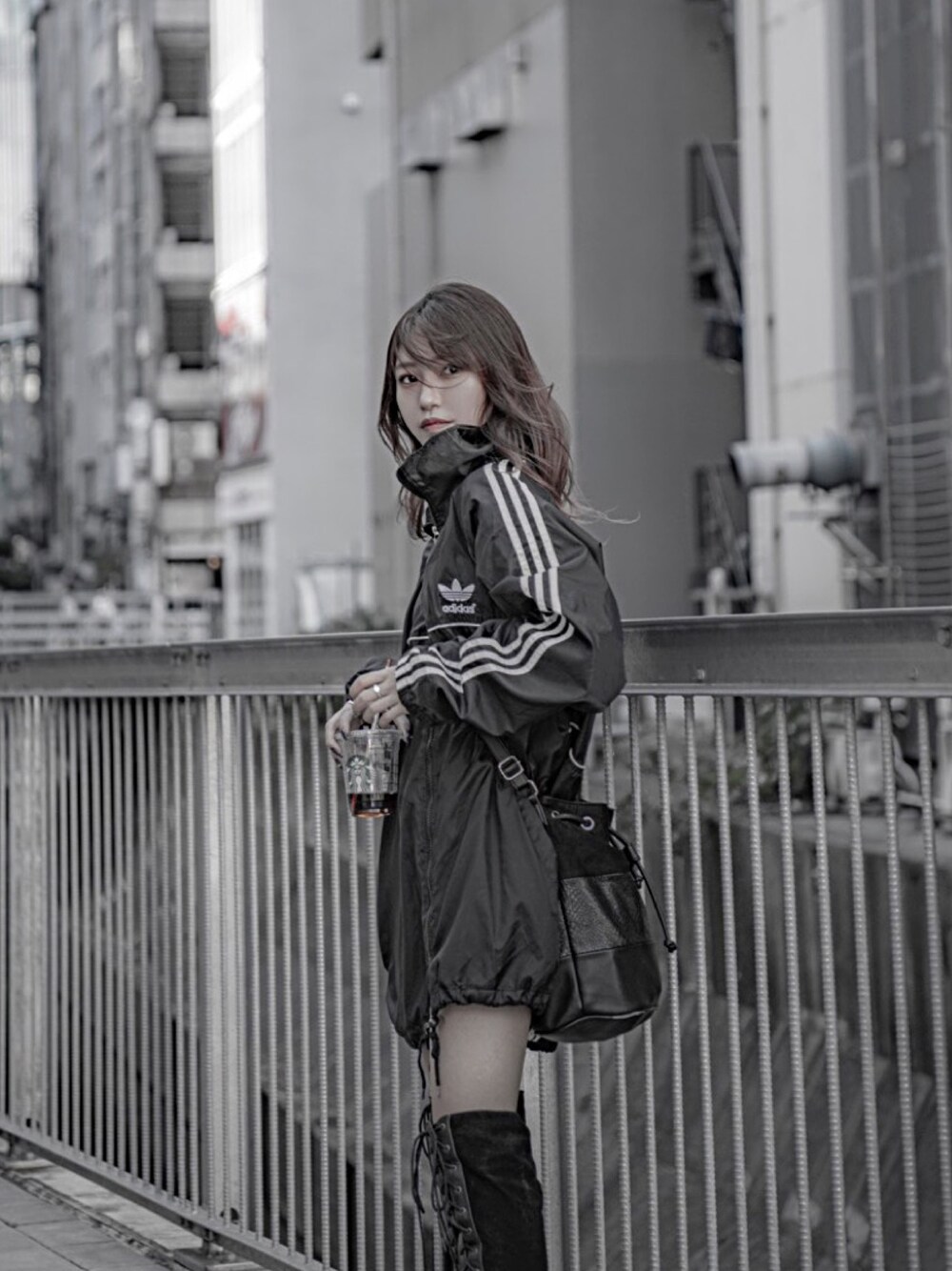 「シンプルコーデ、大人カジュアル、ブーツ、ニーハイブーツ、adidas、カジュアル、シンプル、ブラック、ootd、ラフ」｜「adidasのアイテム（ジャケット/アウター、ブラック系）」を使った、miさん（レディース・155cm）の秋コーディネートの1枚目の写真