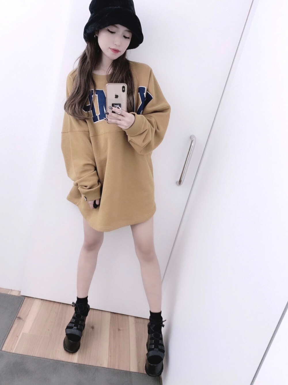 「秋コーデ、バケットハット、秋服、冬コーデ、オトナカジュアル、カジュアル、シンプル、ラフ、ワンピース、ootd」｜「EXAMPLEのアイテム（トップス、イエロー系）」を使った、miさん（レディース・155cm）の秋コーディネートの1枚目の写真