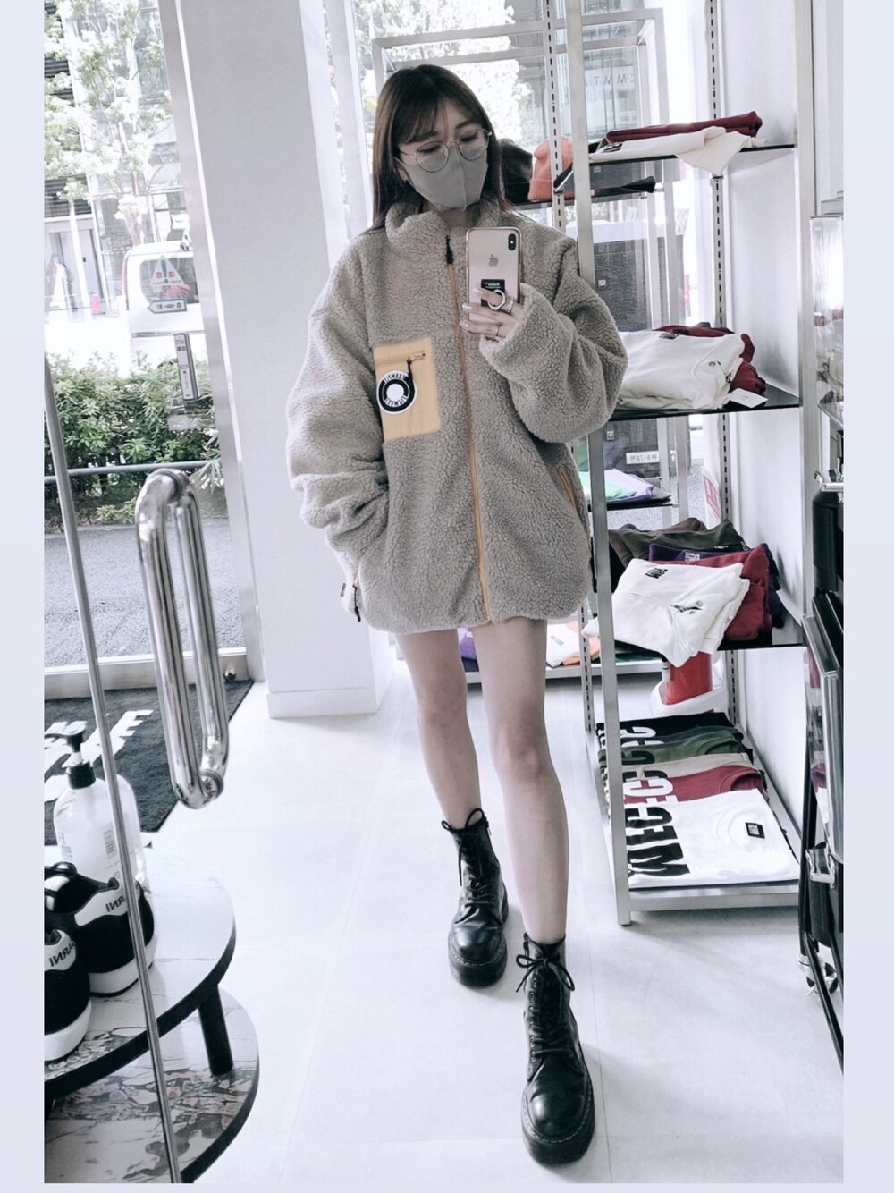 「ボア、Dr.Martens、オトナカジュアル、カジュアル、ラフ、冬コーデ、シンプル、ブーツ、ラクチンコーデ、ワンピース」｜「EXAMPLEのアイテム（ジャケット/アウター、ベージュ系）」を使った、miさん（レディース・155cm）の秋コーディネートの1枚目の写真