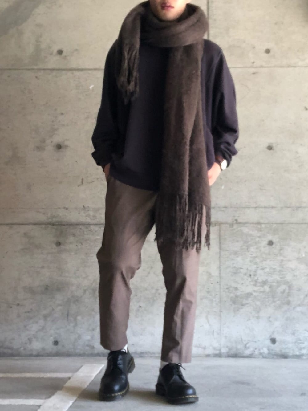 「オトナカジュアル、ボリュームマフラー、マフラー、CASPER JOHN、プチプラ、シンプルコーデ、革靴、aceshop、くすみカラー、きれいめカジュアル」｜「GUのアイテム（その他パンツ、ベージュ系）」を使った、つね。さん（メンズ・174cm）の秋コーディネートの1枚目の写真