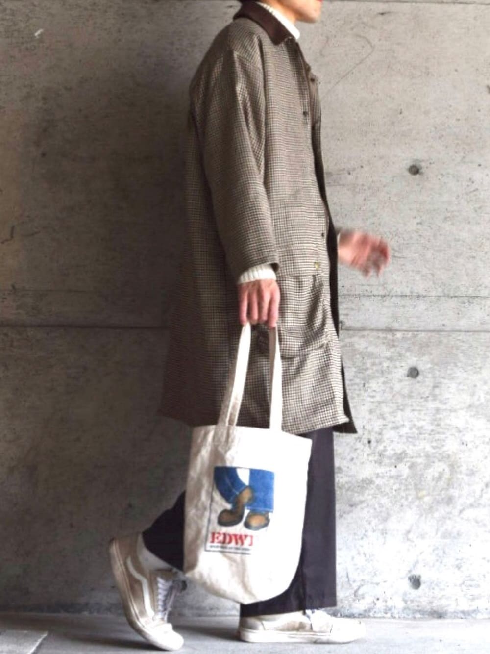 ブラウン系のその他アウター、ブラウン系のその他パンツ、ホワイト系のトートバッグを着用したメンズの冬コーディネートの1枚目の写真