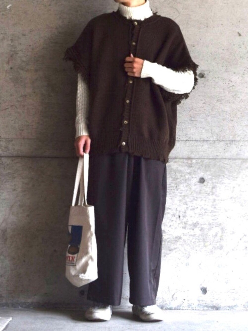 ブラウン系のニット/セーター、ホワイト系のニット/セーター、ブラウン系のその他パンツを着用したメンズの冬コーディネートの1枚目の写真