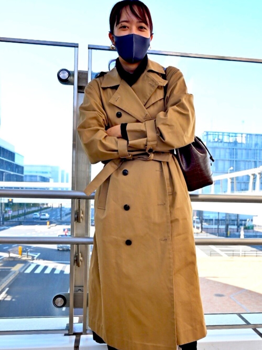 「#秋コーデ、トレンチコート」｜「STYLEMIXERのアイテム（ピアス（両耳用）、ゴールド系）」を使った、あどこさん（レディース・160cm）の秋コーディネートの1枚目の写真