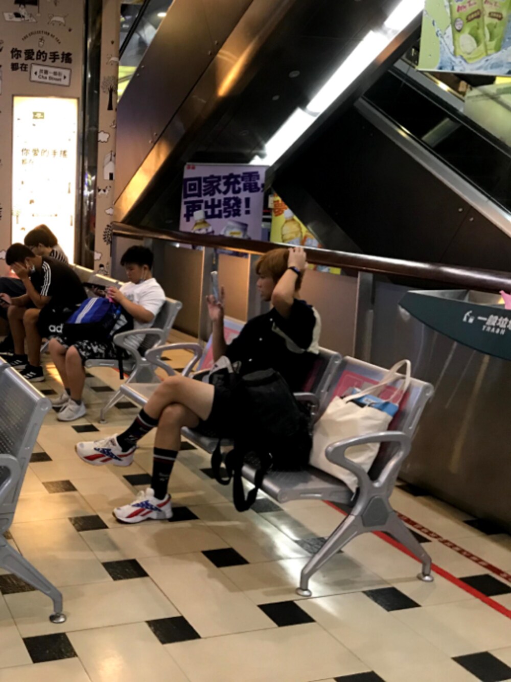「台北車站」｜「UNIQLOのアイテム（カーゴパンツ、ブラック系）」を使った、承育さん（メンズ・175cm）の夏コーディネートの1枚目の写真