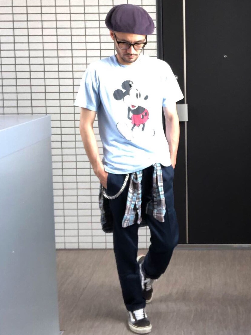 「大人カジュアル、ミッキーT、Dickies、VANS、ベレー帽、ネルシャツ、腰巻きスタイル、VINTAGE、ヴィンテージ、古着」｜「プラザのアイテム（ハンチング/ベレー帽、ブルー系）」を使った、toshiさん（メンズ・168cm）の秋コーディネートの1枚目の写真