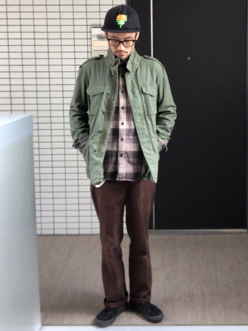 「VANS、M-65、UNIQLO、Dickies、ストリート、スケータースタイル、キャップ、ミリタリージャケット、スニーカーコーデ、ミリタリー」｜「VANSのキャップ VANS FLTV VA19SS-MA09（キャップ、ブラック系）」を使った、toshiさん（メンズ・168cm）の秋コーディネートの1枚目の写真