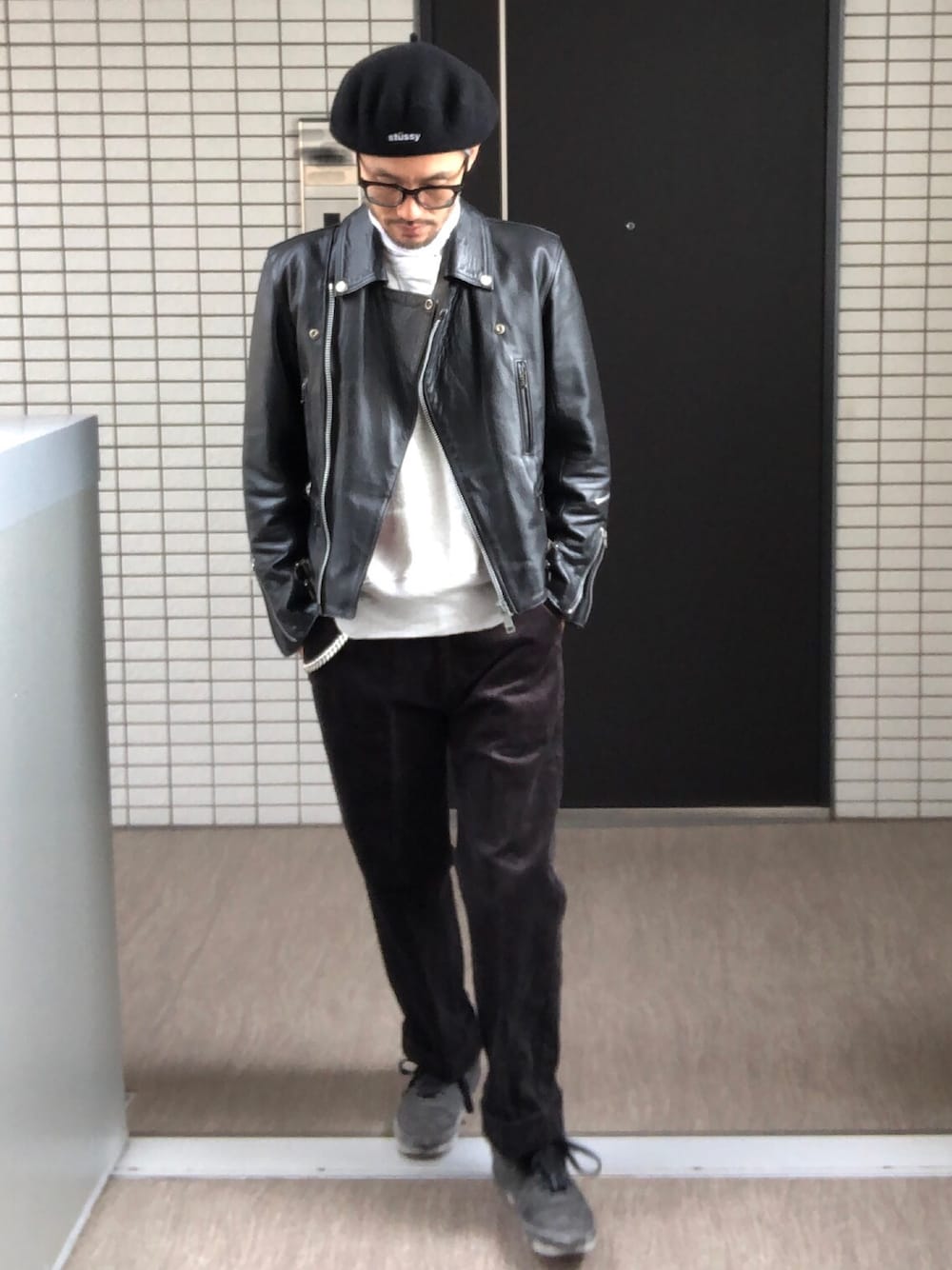「ベレー帽×メガネ、stussy、ライダース、ヴィンテージスウェット、666、UNIQLO、プチプラミックス、Dickies、VANSのスニーカー、ストリートMIX」｜「STUSSYのArren Felt Beret（ハンチング/ベレー帽、ブラック系）」を使った、toshiさん（メンズ・168cm）の秋コーディネートの1枚目の写真