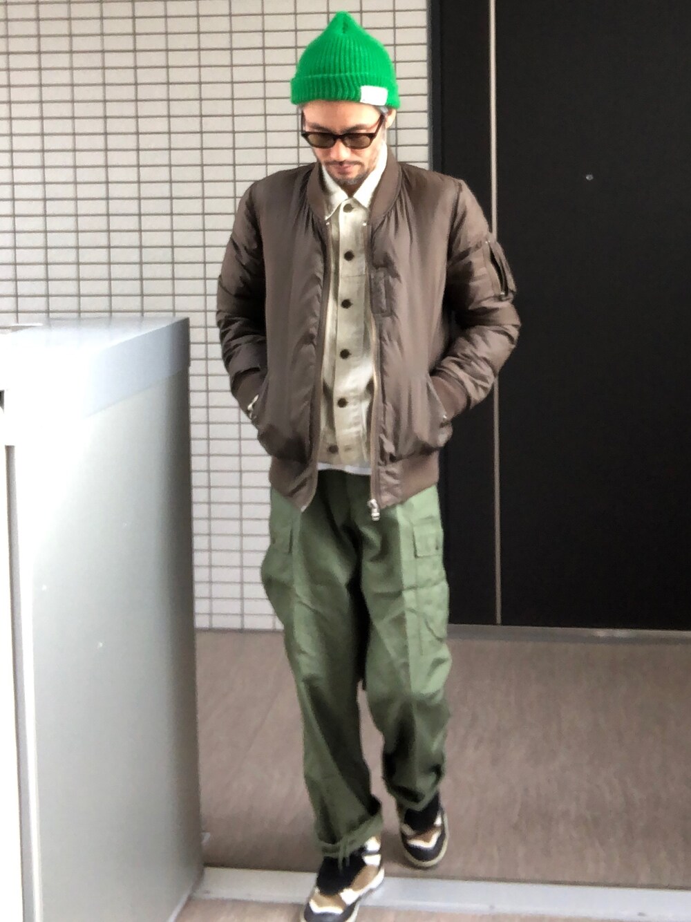 「カーキ、MA-1、ニット帽、ミリタリージャケット、ミリタリーパンツ、united arrows、URBAN RESEARCH、古着MIX、やっぱりストリートが好き、重ね着」｜「UNITED ARROWSのアイテム（ニットキャップ/ビーニー、グリーン系）」を使った、toshiさん（メンズ・168cm）の秋コーディネートの1枚目の写真