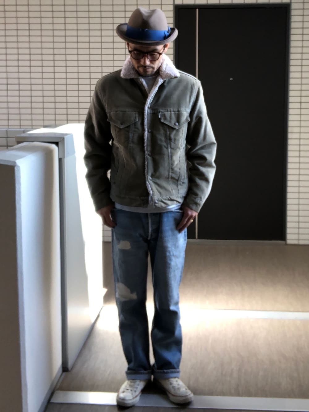 「デニムパンツ、コンバース、ハット、コーデュロイジャケット、スウェット、リーバイス501、リメイクジーンズ、古着MIX、スニーカーコーデ、アメカジ」｜「tracywattsのアイテム（ハット、ベージュ系）」を使った、toshiさん（メンズ・168cm）の秋コーディネートの1枚目の写真