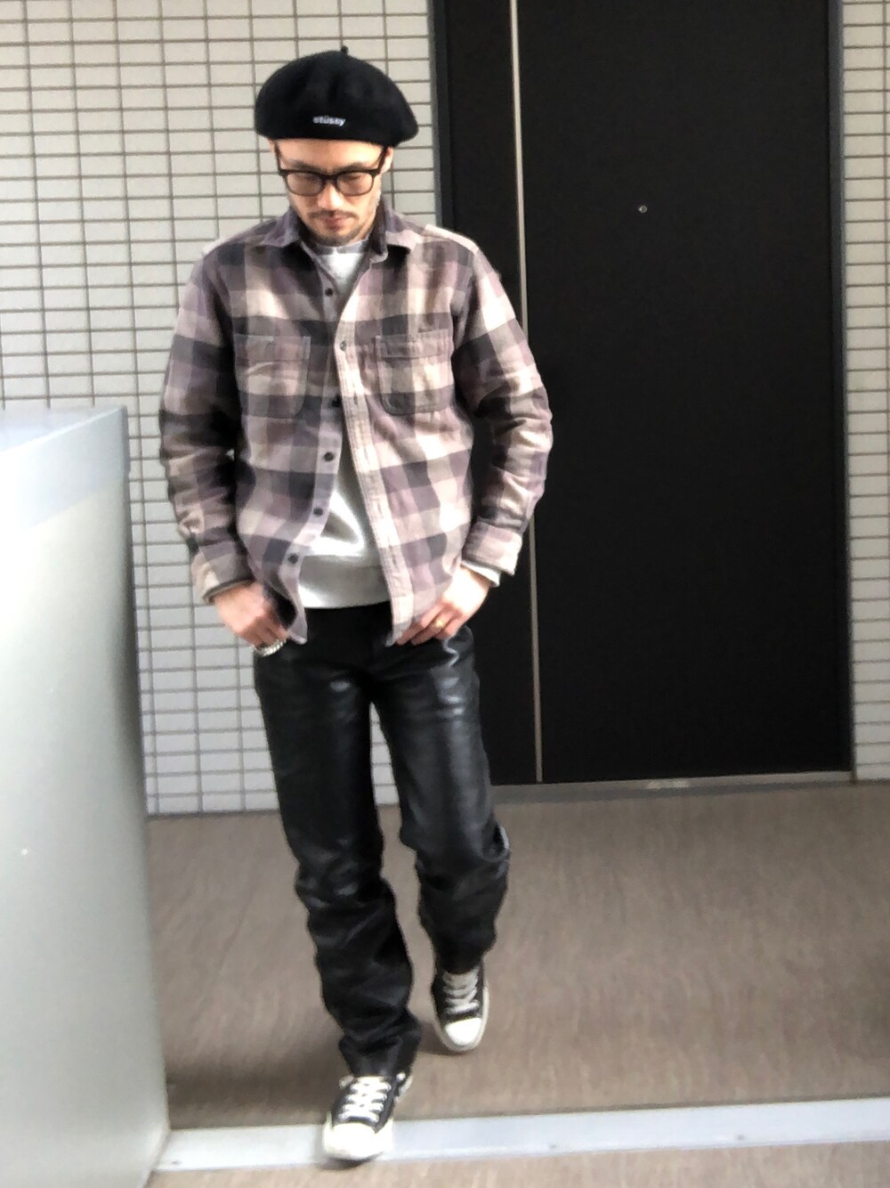 「ベレー帽×メガネ、レザーパンツ、ネルシャツ、UNIQLO、コンバース オールスター、stussy、アメカジ、streetstyle、vanson、vintage」｜「STUSSYのArren Felt Beret（ハンチング/ベレー帽、ブラック系）」を使った、toshiさん（メンズ・168cm）の春コーディネートの1枚目の写真
