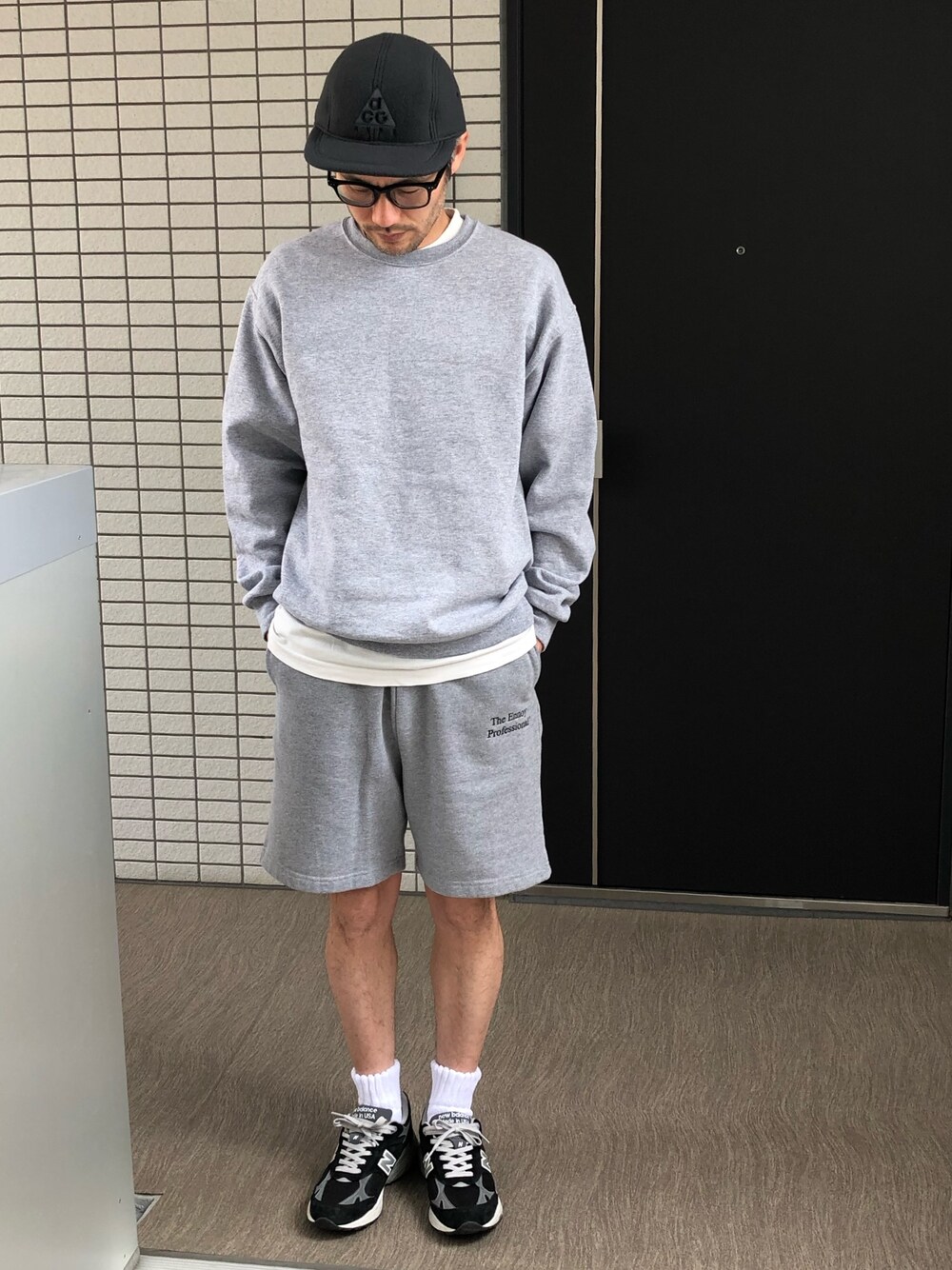 「リラックススタイル、大人カジュアル、グレー、スウェット、セットアップ、ゆるコーデ、白ソックス、スニーカーコーデ、白Tシャツ、ショートパンツ」｜「NIKE ACGのアイテム（キャップ、ブラック系）」を使った、toshiさん（メンズ・168cm）の春コーディネートの1枚目の写真