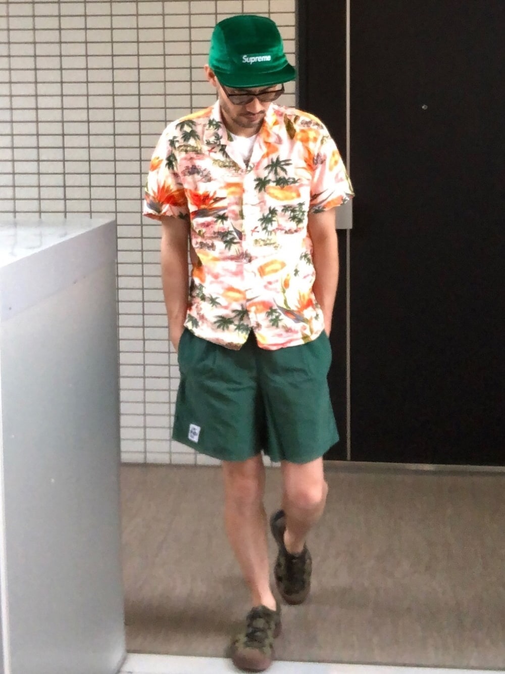 「keen、キーン、SOLRSANDAL、staycoolwithKEENsandal、休日スタイル、ショートパンツ、アロハシャツ、supreme、サンダル、アウトドアスタイル」｜「Supreme のアイテム（キャップ、グリーン系）」を使った、toshiさん（メンズ・168cm）の夏コーディネートの1枚目の写真