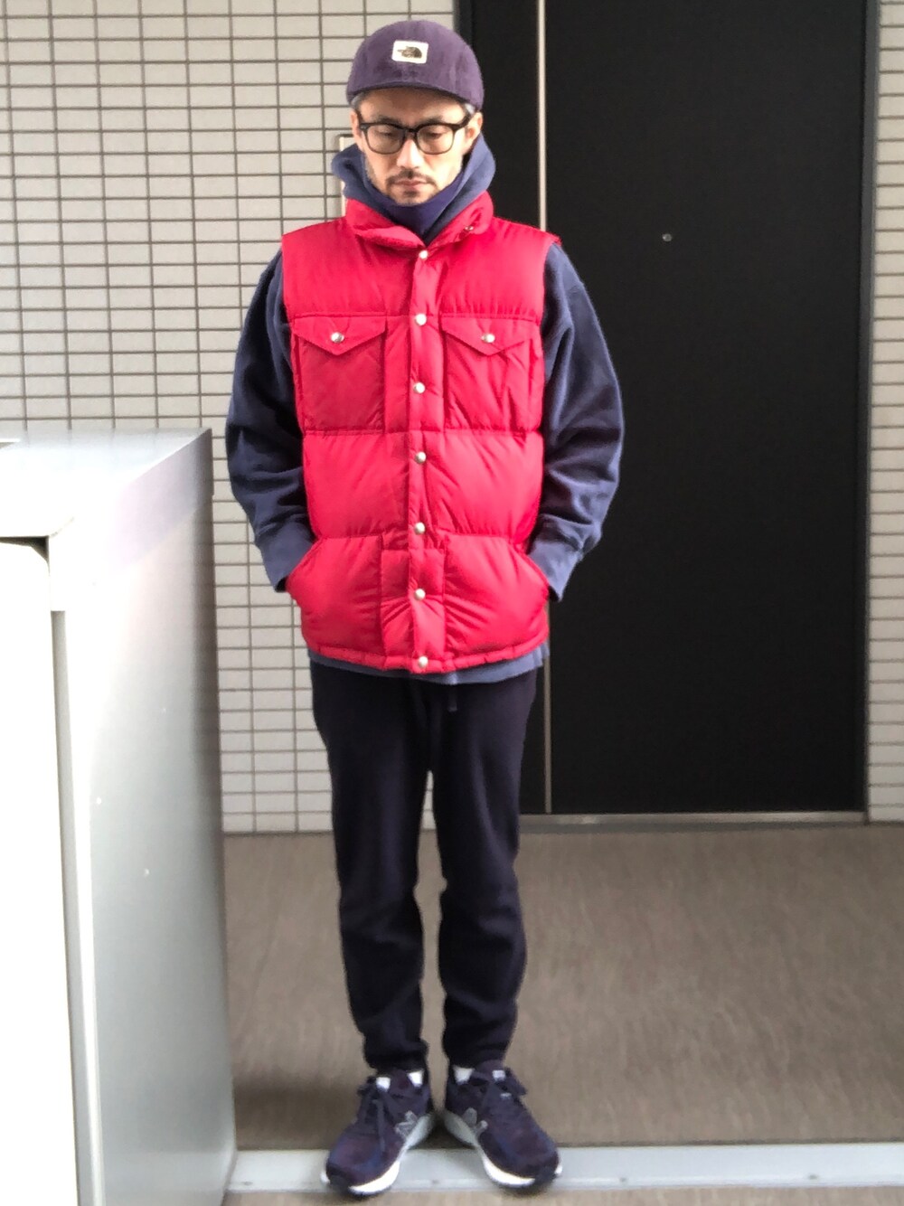 「キャップ、ダウンベスト、レイヤードスタイル、プチプラミックス、休日スタイル、アウトドアスタイル、フリース、UNIQLO、GU、大人カジュアル」｜「THE NORTH FACEのアイテム（キャップ、ブルー系）」を使った、toshiさん（メンズ・168cm）の秋コーディネートの1枚目の写真