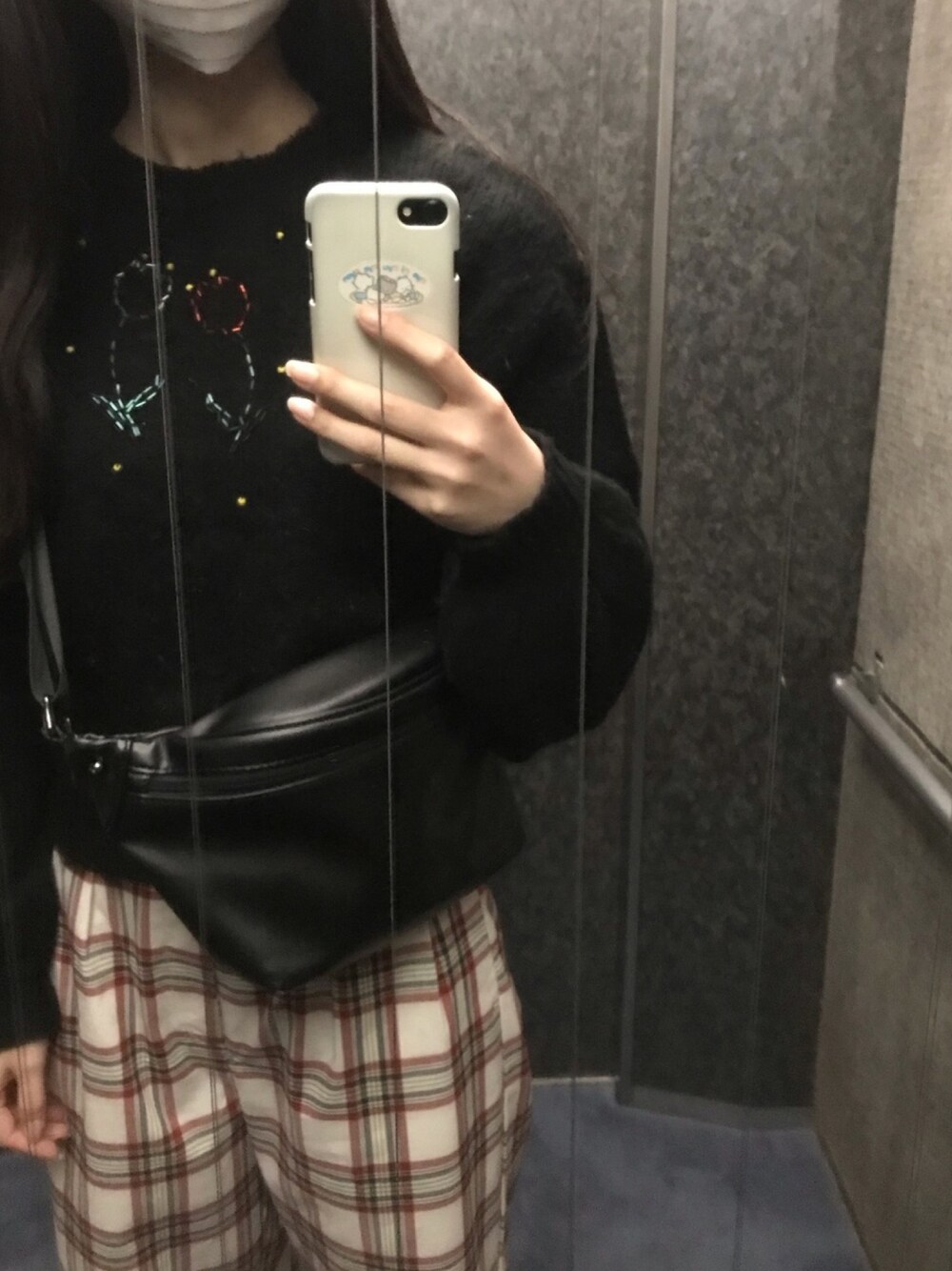 「チューリップ、ニット、チェックパンツ、厚底シューズ」｜「merry jennyのチューリップビーズニット（ニット/セーター、ブラック系）」を使った、na nさん（レディース・165cm）の春コーディネートの1枚目の写真
