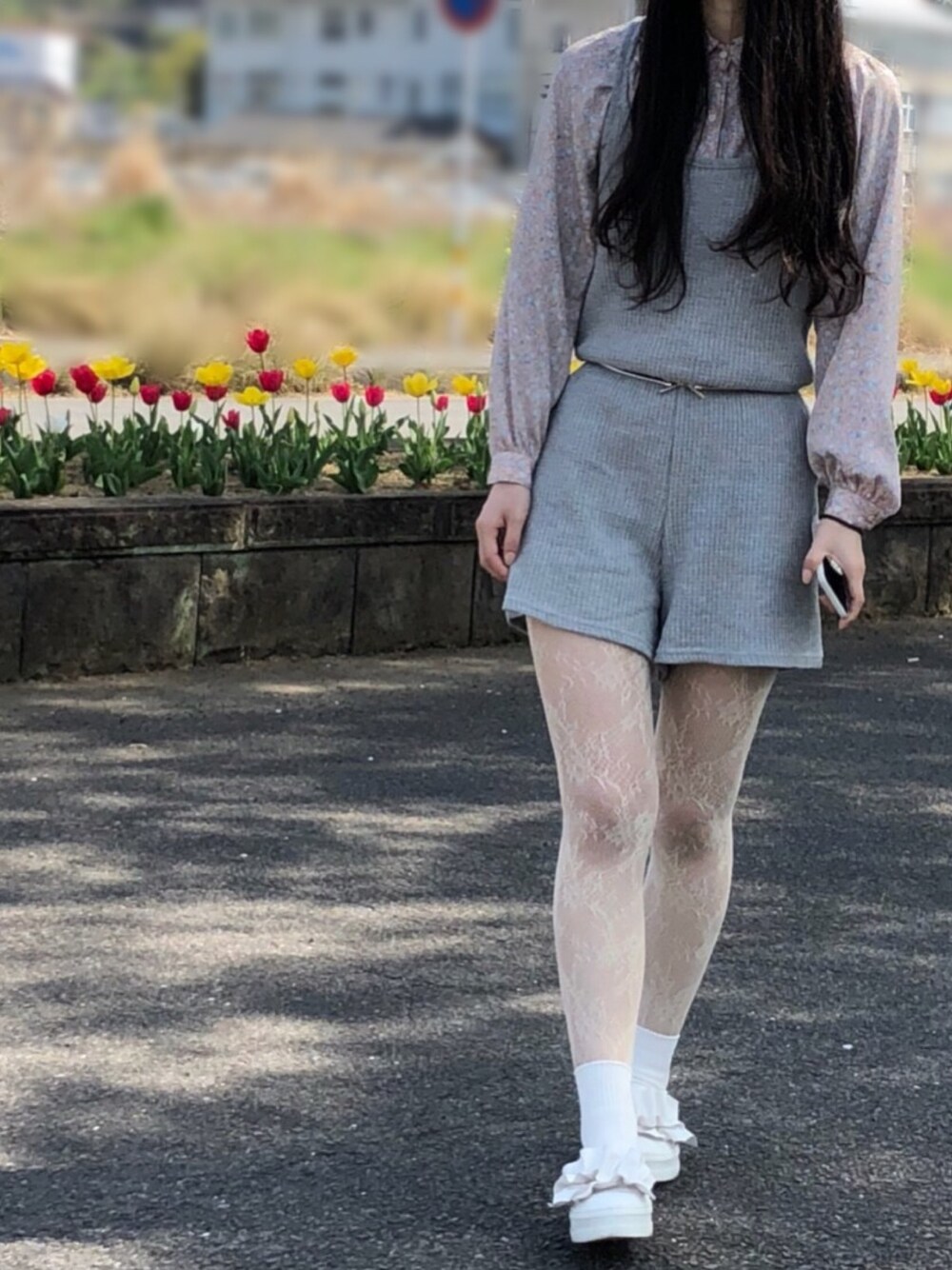 「チューリップ、お花見、くすみピンク、古着、ワッフルニット、レースタイツ、ピンク×グレー、サロペット、靴下屋、yuueintokyo」｜「古着のアイテム（シャツ/ブラウス、ピンク系）」を使った、na nさん（レディース・165cm）の春コーディネートの1枚目の写真