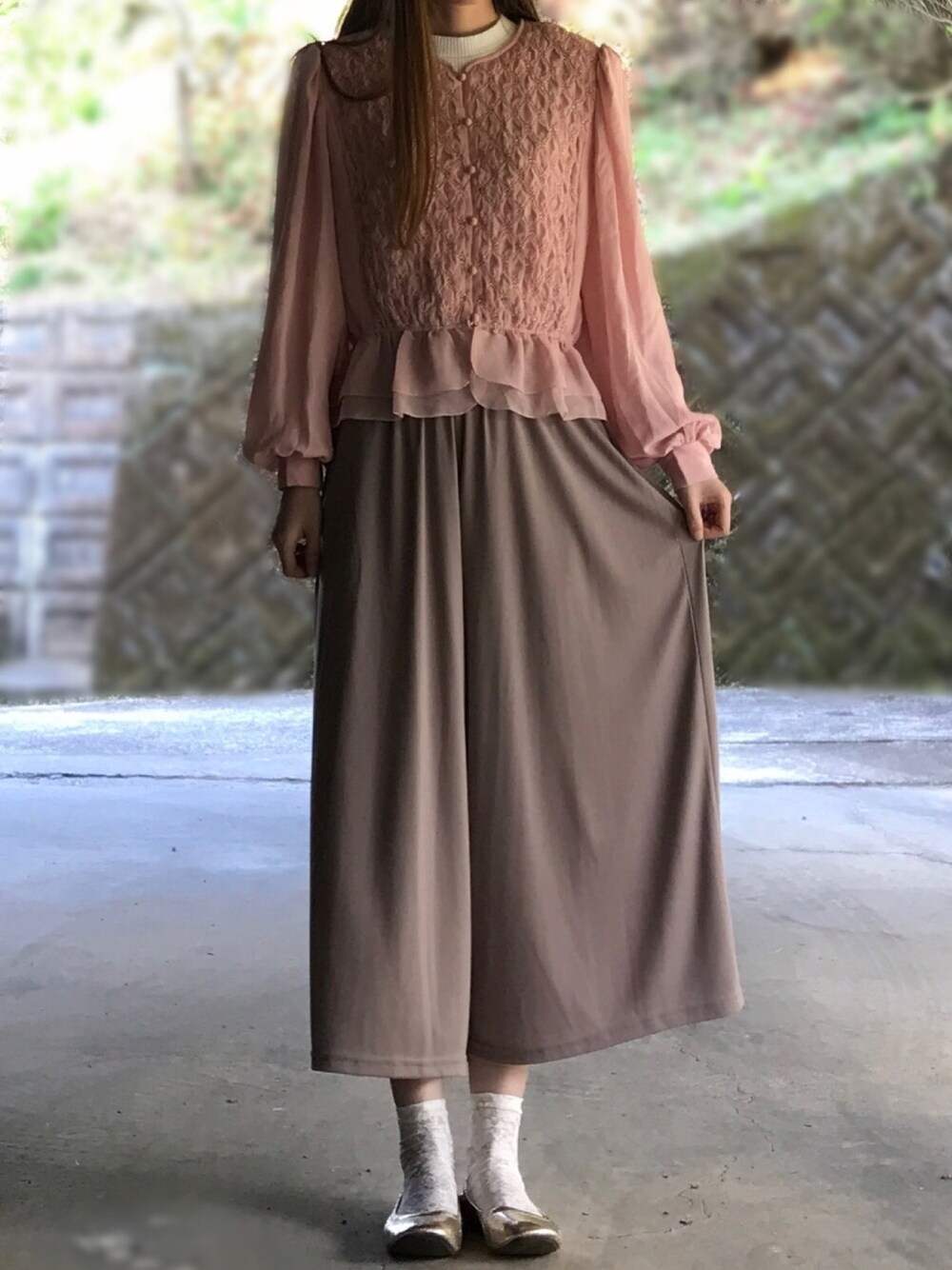 ピンク系のシャツ/ブラウス、パープル系のパンツ、ゴールド系のバレエシューズを着用したレディースの春コーディネートの1枚目の写真