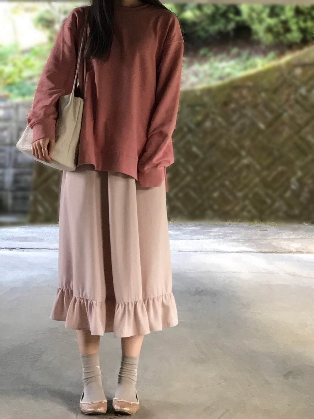 「同系色コーデ、シンプル、ピンクコーデ、プチプラコーデ、バレエシューズ、裾フリル、ビックシルエット、ビッグスウェット、ソックス×バレエシューズ、スリット」｜「WEGOのWEGO/サイドスリットカラープルオーバー（スウェット、ピンク系）」を使った、na nさん（レディース・165cm）の秋コーディネートの1枚目の写真