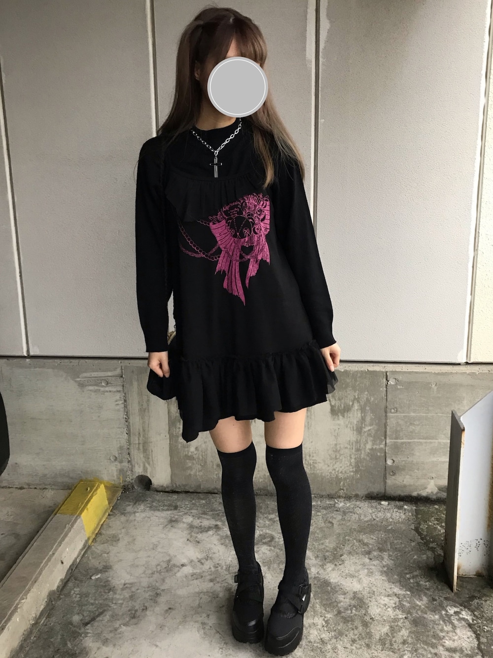 「ミサミサ、ニーハイソックス、絶対領域、アルゴンキン、十字架、椎名ひかり、ハーフツイン、デスノート、黒コーデ、厚底シューズ」｜「トライアルのアイテム（ニット/セーター、ブラック系）」を使った、na nさん（レディース・165cm）の秋コーディネートの1枚目の写真