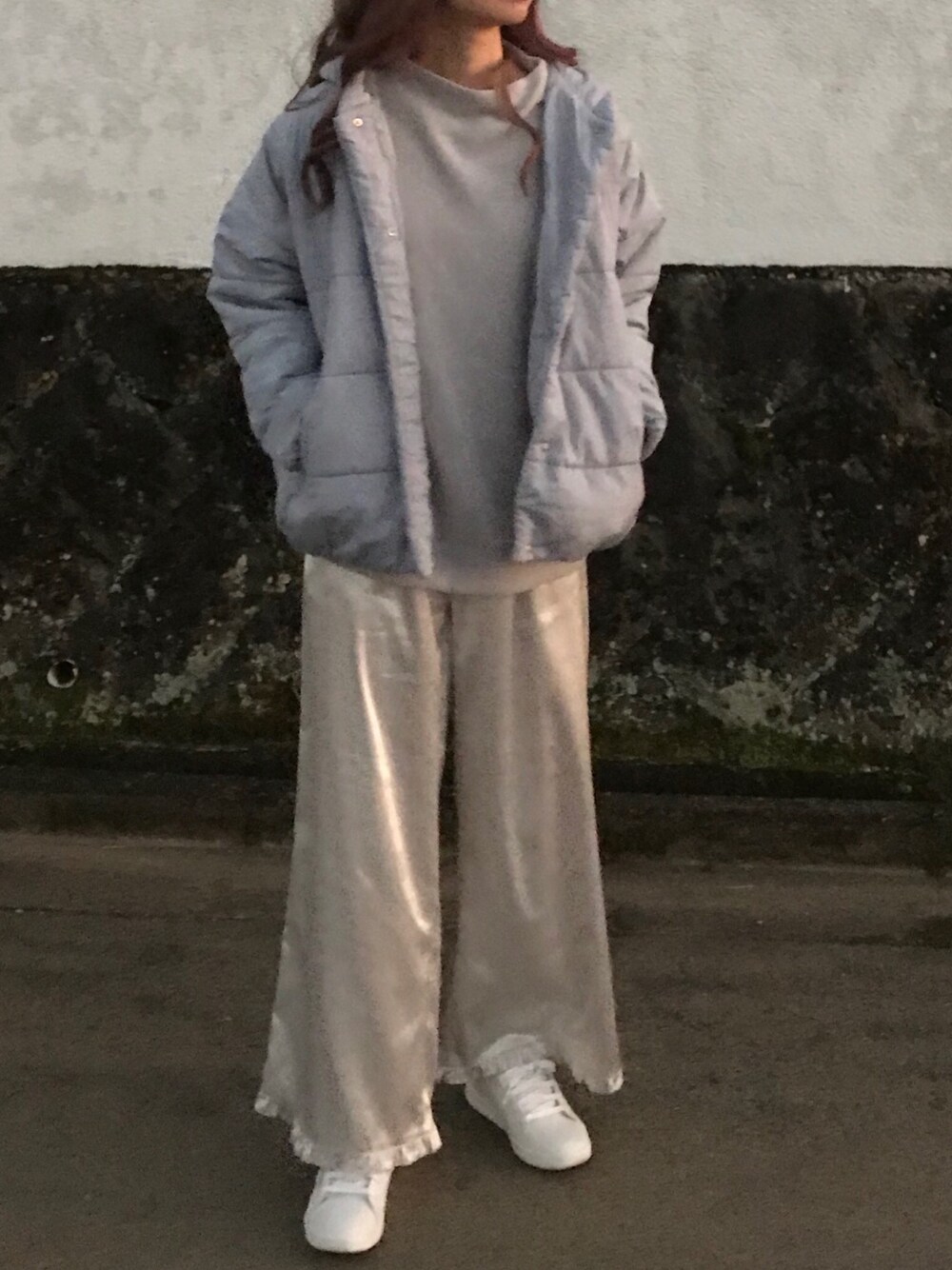 「初詣、ライトグレー、オールグレー、サテンパンツ、スニーカーコーデ、グレー×白、ワントーンコーデ、プチプラコーデ、冬コーデ、シンプルコーデ」｜「earth music&ecologyのアイテム（ダウンジャケット/コート、グレー系）」を使った、na nさん（レディース・165cm）の冬コーディネートの1枚目の写真