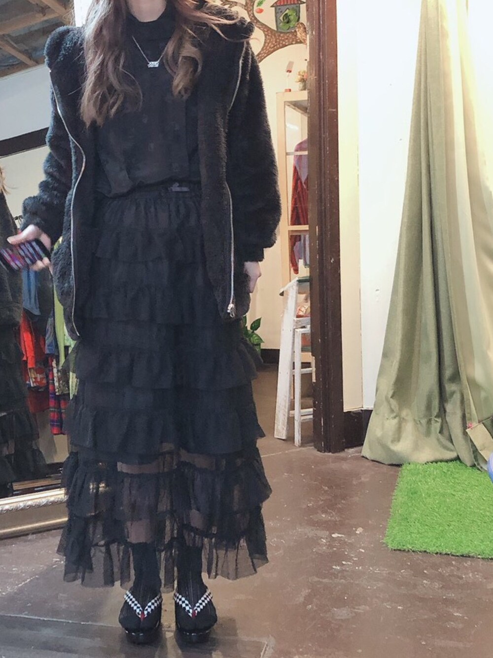 「おしゃれさんと繋がりたい、古着、草履、足袋ソックス、オールブラック、ブラックコーデ、初恋ネックレス、フリフリスカート、和洋ミックス、プチプラ」｜「apres jourのアイテム（ジャケット/アウター、ブラック系）」を使った、na nさん（レディース・165cm）の冬コーディネートの1枚目の写真