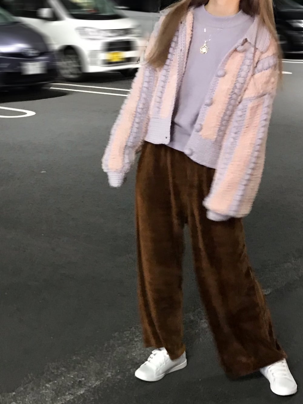 「キキララ、ふわふわパンツ、毛布パンツ、スニーカーコーデ、白スニーカー、ニットカーディガン、ざっくりニット、パステル×ブラウン、ラベンダー、プチプラコーデ」｜「merry jennyのアイテム（カーディガン/ボレロ、ピンク系）」を使った、na nさん（レディース・165cm）の冬コーディネートの1枚目の写真