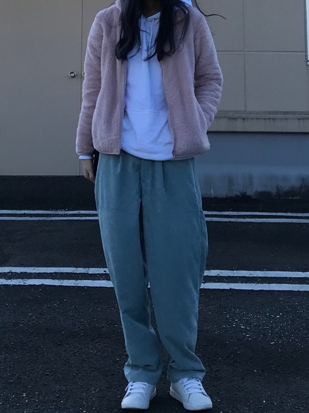 「春色、春コーデ、プチプラコーデ、パステル合わせ、パステルカラー、スニーカーコーデ、コーデュロイパンツ、パーカー、フリースジャケット、乙女カジュアル」｜「WCのアイテム（パーカー、ホワイト系）」を使った、na nさん（レディース・165cm）の冬コーディネートの1枚目の写真