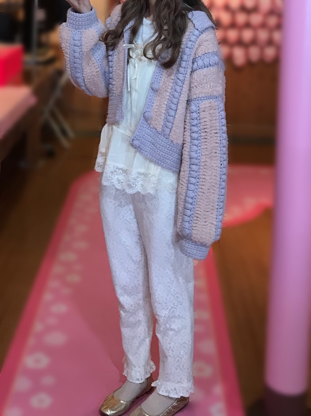 「春ニット、レースパンツ、ざっくりニット、キナリ、淡めトーン、きらきらシューズ、チュールソックス、休日スタイル、ビッグシルエット、ガーリー」｜「merry jennyのアイテム（カーディガン/ボレロ、ピンク系）」を使った、na nさん（レディース・165cm）の春コーディネートの1枚目の写真