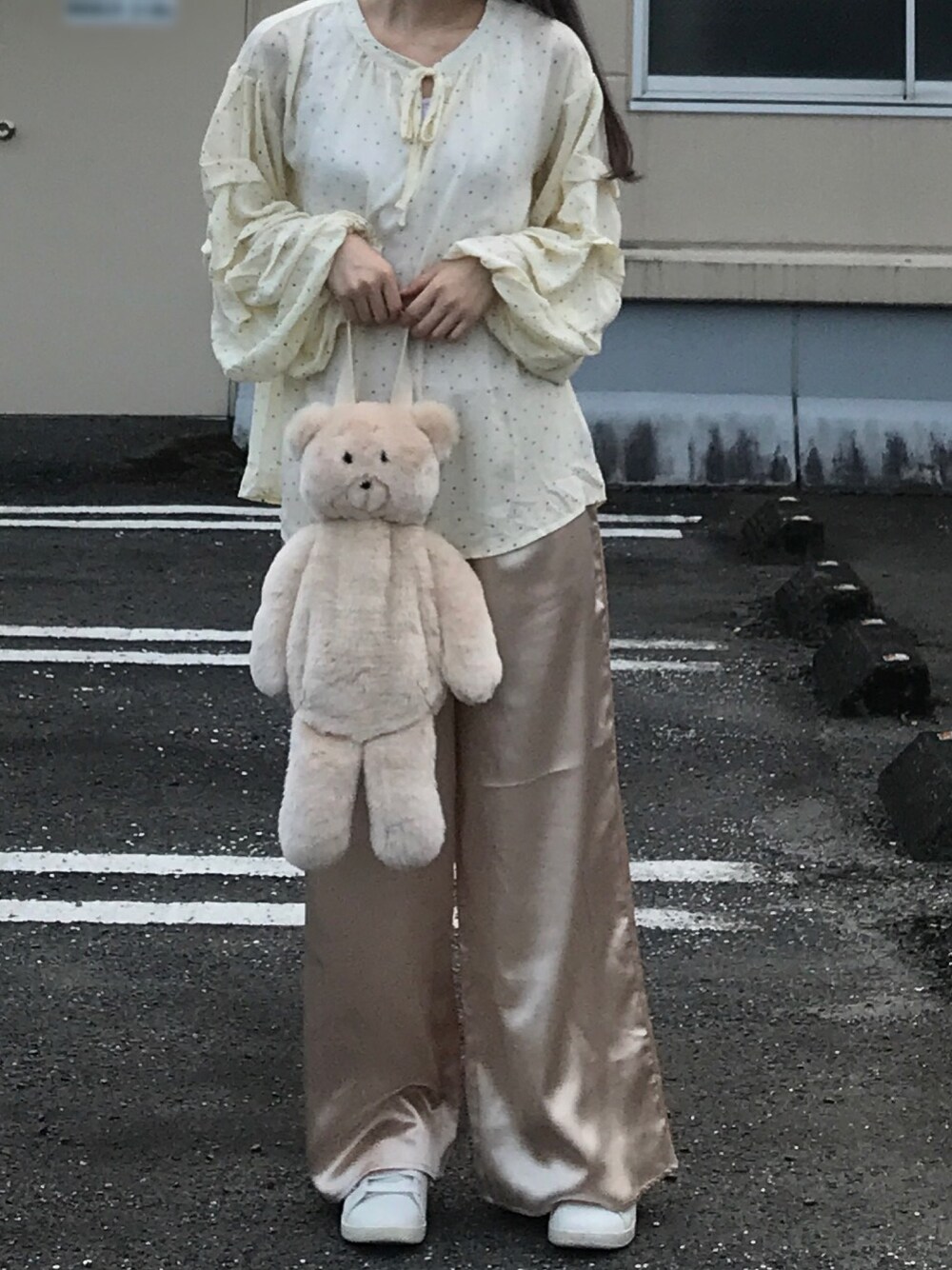 「プチプラ、ラクチンコーデ、ドット、バニラアイス、サテンパンツ、同系色コーデ、白スニーカー、くまちゃんバッグ、ぬいぐるみバッグ、ガーリー」｜「MERLOTのドット柄ボリュームタック袖ブラウス2877（シャツ/ブラウス、ホワイト系）」を使った、na nさん（レディース・165cm）の秋コーディネートの1枚目の写真
