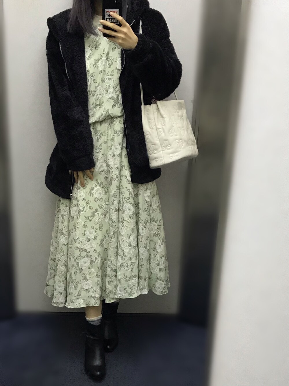 「もこもこ、花柄、花柄ワンピース、古着MIX、ショートブーツ、プチプラコーデ、キルティングバッグ、ソノヒグラシ、みどり、ブラック×グリーン」｜「apres jourのアイテム（ジャケット/アウター、ブラック系）」を使った、na nさん（レディース・165cm）の冬コーディネートの1枚目の写真
