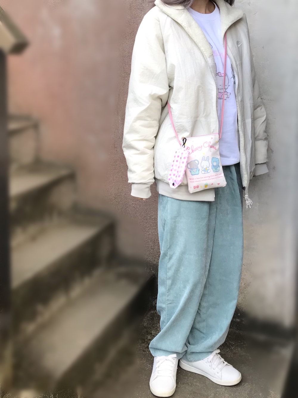 「パステルカラー、ニャニィニュニェニョン、チアリーチャム、ポシェット、コーデュロイパンツ、くすみパステル、白スニーカー、サンリオ、メンズライク、エコバッグ」｜「NIKEのナイキ スポーツウェア ユニセックス フルジップ スウッシュ ジャケット / NIKE（その他アウター、ホワイト系）」を使った、na nさん（レディース・165cm）の冬コーディネートの1枚目の写真