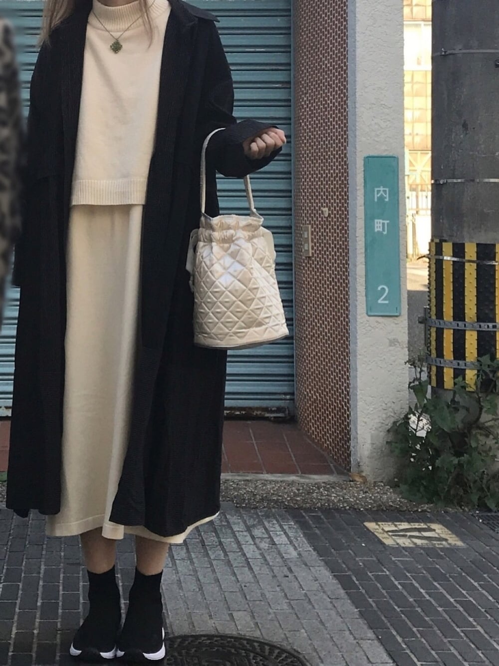 「ニットワンピース、シャツワンピ、キルティングバッグ、スニーカーブーツ、ワークマン、Brooch、BROOCH original、リメイク、ビーズネックレス、ブラック×アイボリー」｜「merry jennyのサテン巾着bag（ハンドバッグ、ホワイト系）」を使った、na nさん（レディース・165cm）の冬コーディネートの1枚目の写真