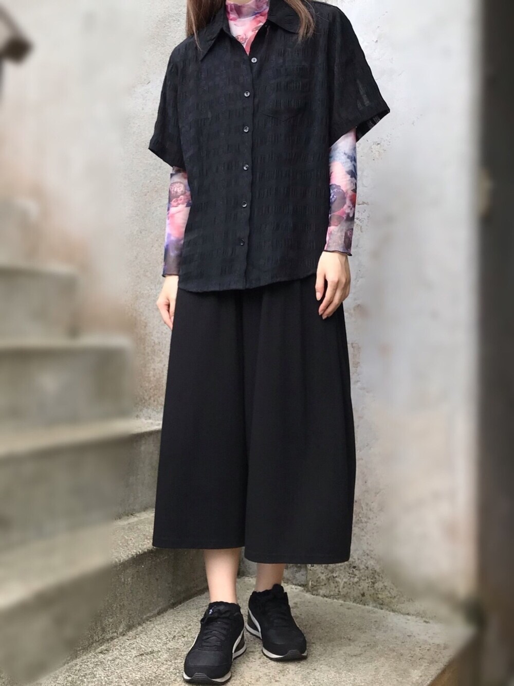 ブラック系のシャツ/ブラウス、ブラック系のパンツ、ブラック系のスニーカーを着用したレディースの夏コーディネートの1枚目の写真