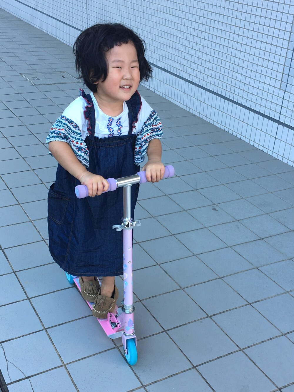 「カジュアル、キッズコーデ、夏コーデ、お洒落さんとつながりたい、サロペットスカート」｜「RAGMARTのスカーフスリーブワイドシャツ（Tシャツ/カットソー、ホワイト系）」を使った、kn.panさん（キッズ・100cm）の夏コーディネートの1枚目の写真