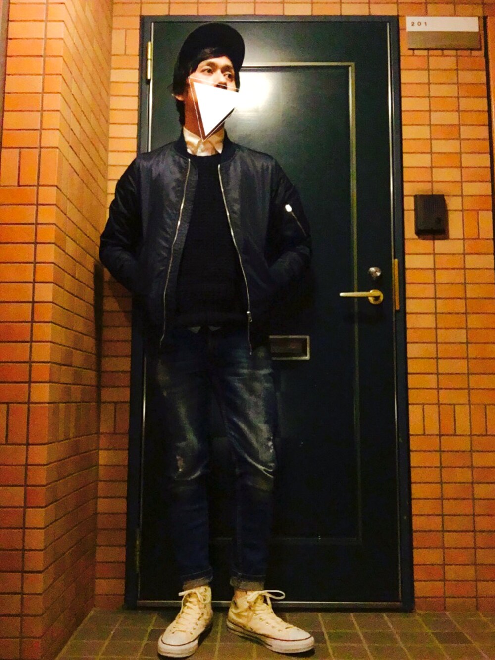 「キャップ、ニット、MA-1、コンバース」｜「CA4LAのアイテム（キャップ、ブラック系）」を使った、Hirokiさん（メンズ・172cm）の春コーディネートの1枚目の写真