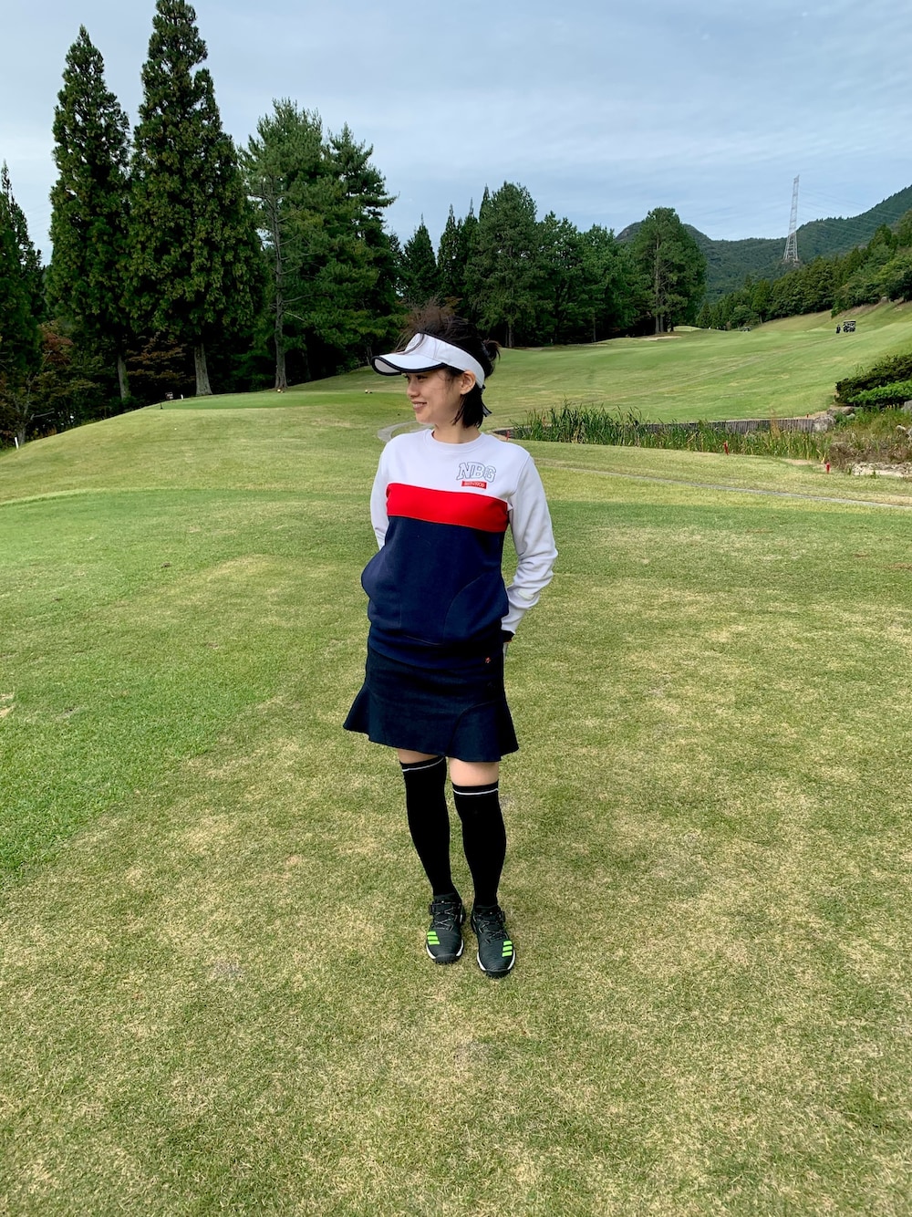「ゴルフウェア、ゴルフ女子、ゴルフコーデ、ゴルフスタイル、ニューバランスゴルフ、デサントゴルフ、コードカオス、アディダスゴルフ」｜「New Balance Golfのアイテム（パーカー、ホワイト系）」を使った、あまりぃさん（レディース・160cm）の秋コーディネートの1枚目の写真