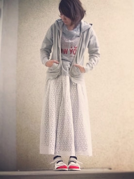 「Champion（チャンピオン）の【チャンピオン】ＺＩＰフードパーカー（卫衣、グレー系）」を使った、nagisaさん（レディース・168cm）の春コーディネート