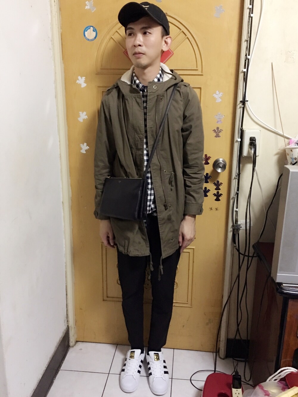 「ootd、streetstyle、MUJI、adidas、CELINE、menswear、men、men's fashion」｜「CELINEのアイテム（ショルダーバッグ、ブルー系）」を使った、CHADさん（メンズ・176cm）の春コーディネートの1枚目の写真