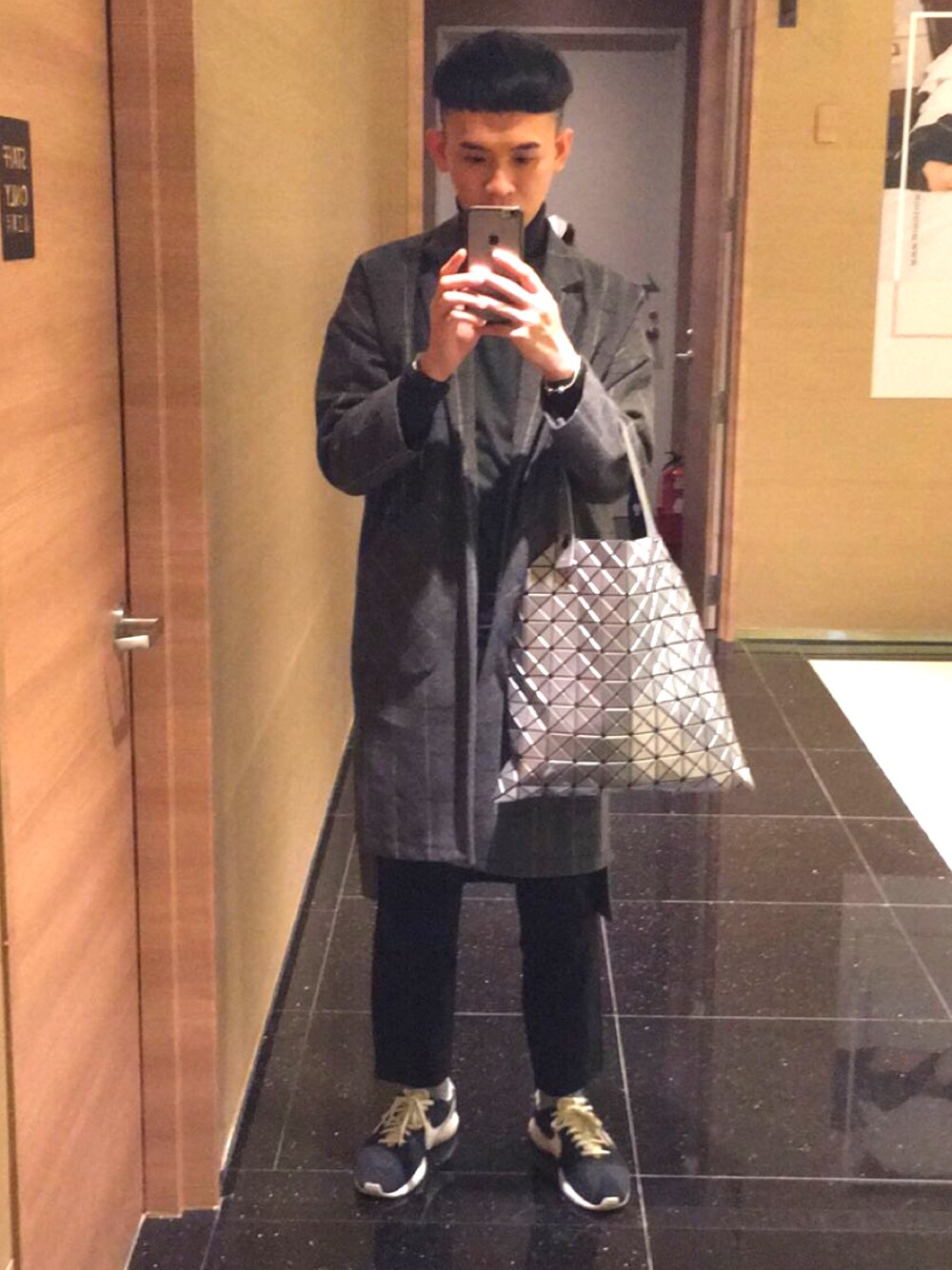 「ottd、men、menswear、winter、wool coat、Turtleneck Sweater、streetstyle、streetfashion、TAIPEI、Taiwan」｜「BAO BAO ISSEY MIYAKEのアイテム（トートバッグ、シルバー系）」を使った、CHADさん（メンズ・176cm）の冬コーディネートの1枚目の写真