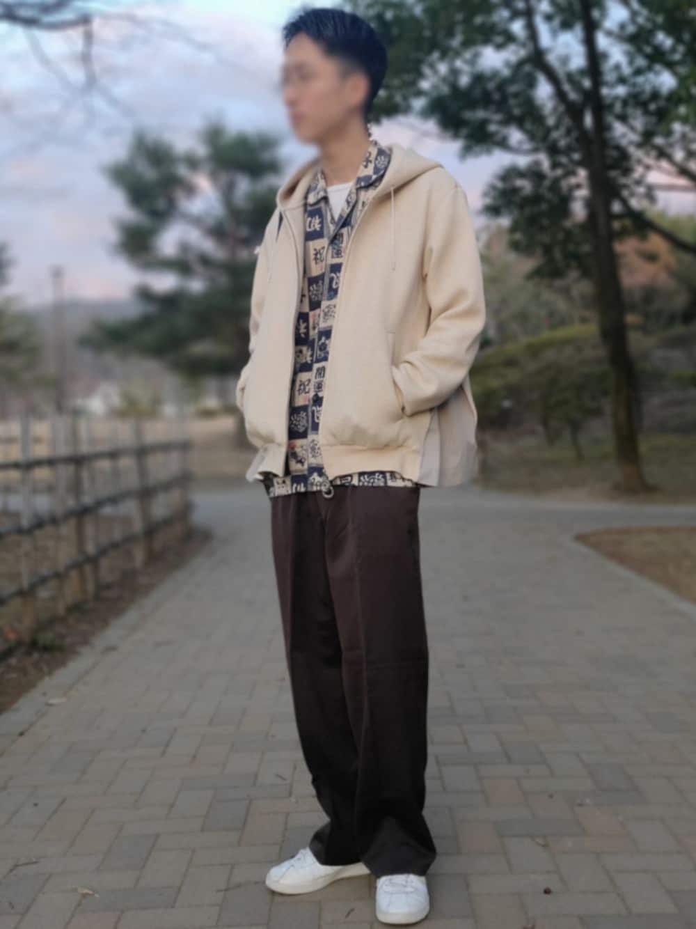 ブルー系のシャツ/ブラウス、ブルー系のショルダーバッグ、ベージュ系のパーカーを着用したメンズの秋コーディネートの1枚目の写真